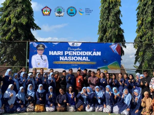 Upacara Hari Pendidikan Nasional 2024 di SMA Negeri 1 Kesamben : Meriah dengan Pakaian Adat Tradisional