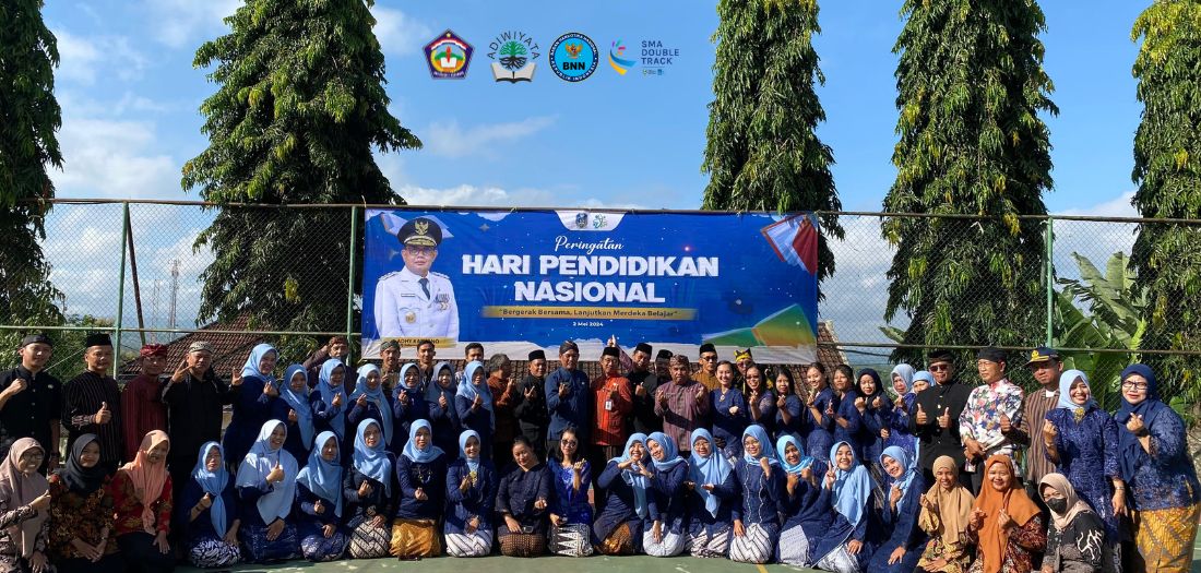 Upacara Hari Pendidikan Nasional 2024 di SMA Negeri 1 Kesamben : Meriah dengan Pakaian Adat Tradisional
